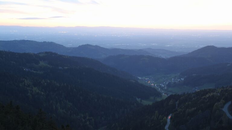 Dieses Bild zeigt eine Webcam-Aufnahme vom Achertal, aufgenommen am Sonntag, den 19.04.2026 um 20:50 Uhr. Die Temperatur betrug 6.1°C.