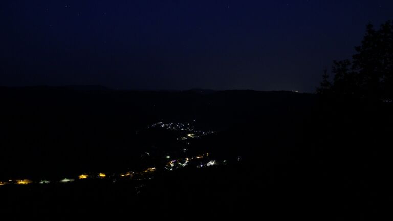 Dieses Bild zeigt eine Webcam-Aufnahme vom Achertal, aufgenommen am Sonntag, den 21.06.2026 um 03:50 Uhr. Die Temperatur betrug 24.2°C.