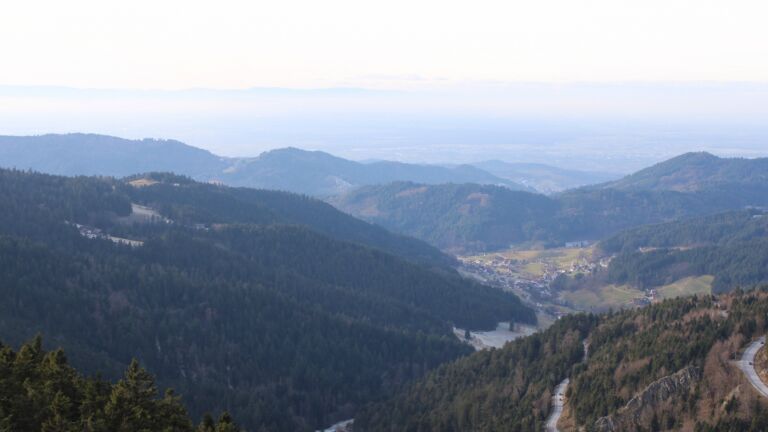 Dieses Bild zeigt eine Webcam-Aufnahme vom Achertal, aufgenommen am Donnerstag, den 01.01.2026 um 14:20 Uhr. Die Temperatur betrug -4.2°C.