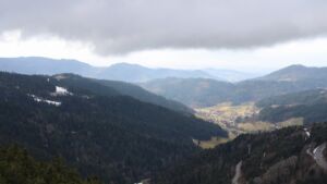 Dieses Bild zeigt eine Webcam-Aufnahme vom Achertal, aufgenommen am Sonntag, den 01.02.2026 um 14:20 Uhr. Die Temperatur betrug 4.4°C.