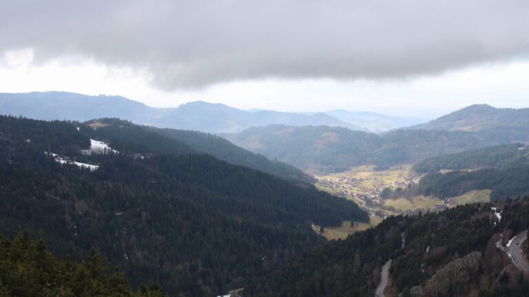 Dieses Bild zeigt eine Webcam-Aufnahme vom Achertal, aufgenommen am Sonntag, den 01.02.2026 um 14:20 Uhr. Die Temperatur betrug 4.4°C.