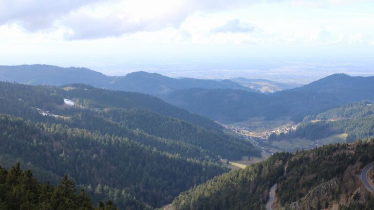 Dieses Bild zeigt eine Webcam-Aufnahme vom Achertal, aufgenommen am Samstag, den 07.02.2026 um 14:20 Uhr. Die Temperatur betrug 8.9°C.