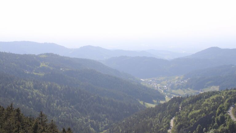 Dieses Bild zeigt eine Webcam-Aufnahme vom Achertal, aufgenommen am Donnerstag, den 15.05.2025 um 18:00 Uhr. Die Temperatur betrug 11.2°C.