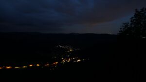 Dieses Bild zeigt eine Webcam-Aufnahme vom Achertal, aufgenommen am Sonntag, den 07.06.2026 um 04:10 Uhr. Die Temperatur betrug 12.8°C.