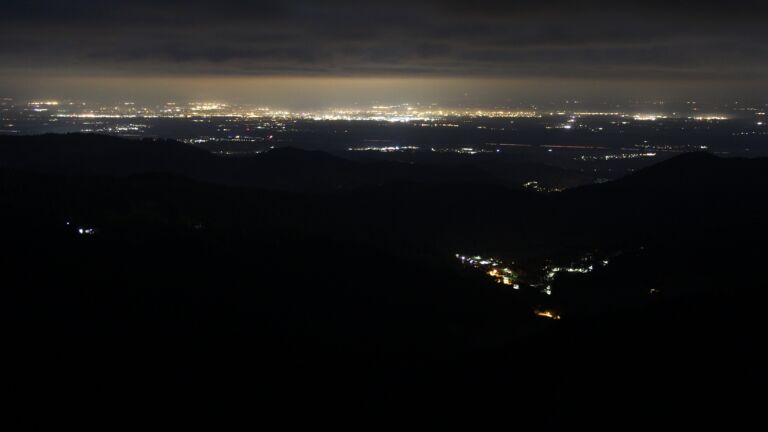 Dieses Bild zeigt eine Webcam-Aufnahme vom Achertal, aufgenommen am Dienstag, den 14.10.2025 um 01:30 Uhr. Die Temperatur betrug 6.2°C.