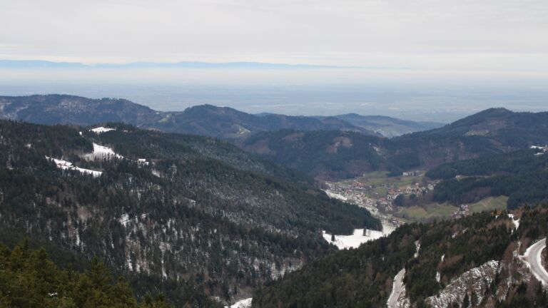 Dieses Bild zeigt eine Webcam-Aufnahme vom Achertal, aufgenommen am Sonntag, den 23.11.2025 um 15:40 Uhr. Die Temperatur betrug -1.2°C.