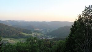 Dieses Bild zeigt eine Webcam-Aufnahme vom Achertal, aufgenommen am Mittwoch, den 27.05.2026 um 20:50 Uhr. Die Temperatur betrug 22.9°C.