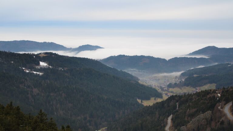 Dieses Bild zeigt eine Webcam-Aufnahme vom Achertal, aufgenommen am Dienstag, den 03.02.2026 um 09:00 Uhr. Die Temperatur betrug 2.1°C.