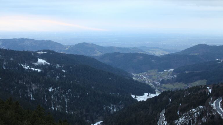 Dieses Bild zeigt eine Webcam-Aufnahme vom Achertal, aufgenommen am Mittwoch, den 14.01.2026 um 16:10 Uhr. Die Temperatur betrug 5.2°C.