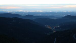 Dieses Bild zeigt eine Webcam-Aufnahme vom Achertal, aufgenommen am Donnerstag, den 09.04.2026 um 20:50 Uhr. Die Temperatur betrug 13.1°C.