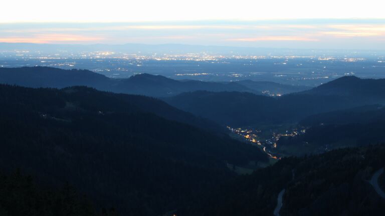 Dieses Bild zeigt eine Webcam-Aufnahme vom Achertal, aufgenommen am Donnerstag, den 09.04.2026 um 20:50 Uhr. Die Temperatur betrug 13.1°C.