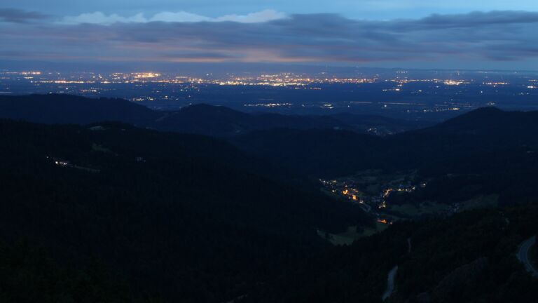 Dieses Bild zeigt eine Webcam-Aufnahme vom Achertal, aufgenommen am Montag, den 21.07.2025 um 05:10 Uhr. Die Temperatur betrug 13.1°C.