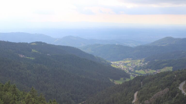 Dieses Bild zeigt eine Webcam-Aufnahme vom Achertal, aufgenommen am Donnerstag, den 31.07.2025 um 17:20 Uhr. Die Temperatur betrug 15.3°C.