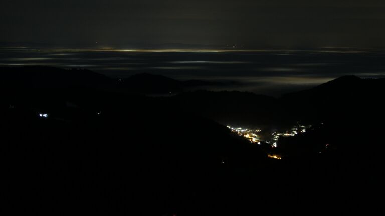 Dieses Bild zeigt eine Webcam-Aufnahme vom Achertal, aufgenommen am Mittwoch, den 21.01.2026 um 23:00 Uhr. Die Temperatur betrug 5.8°C.