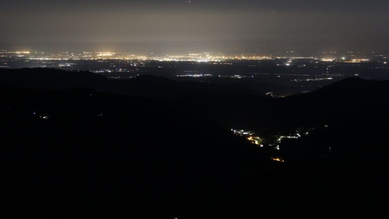 Dieses Bild zeigt eine Webcam-Aufnahme vom Achertal, aufgenommen am Freitag, den 02.05.2025 um 00:30 Uhr. Die Temperatur betrug 17.4°C.