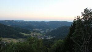 Dieses Bild zeigt eine Webcam-Aufnahme vom Achertal, aufgenommen am Donnerstag, den 13.08.2026 um 20:50 Uhr. Die Temperatur betrug 27.7°C.