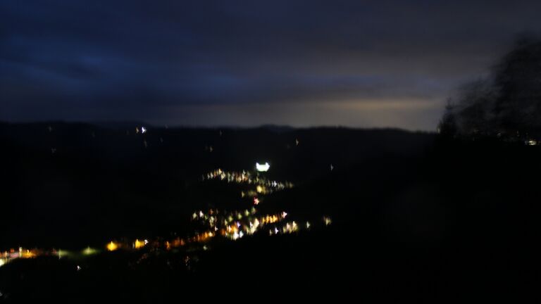 Dieses Bild zeigt eine Webcam-Aufnahme vom Achertal, aufgenommen am Freitag, den 23.10.2026 um 19:10 Uhr. Die Temperatur betrug 7.6°C.