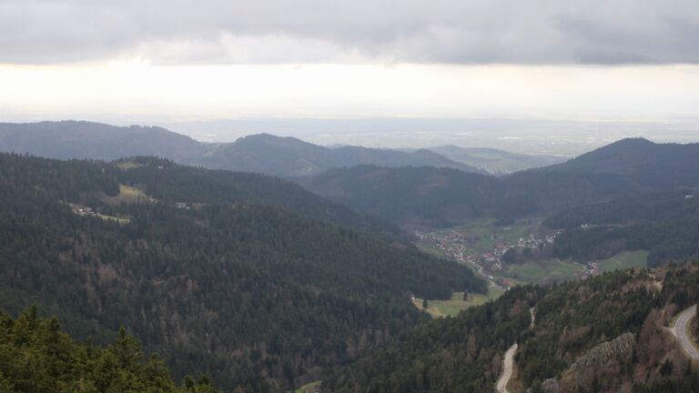 Dieses Bild zeigt eine Webcam-Aufnahme vom Achertal, aufgenommen am Dienstag, den 17.03.2026 um 15:40 Uhr. Die Temperatur betrug 5.6°C.