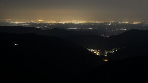 Dieses Bild zeigt eine Webcam-Aufnahme vom Achertal, aufgenommen am Montag, den 23.03.2026 um 23:30 Uhr. Die Temperatur betrug 5.4°C.