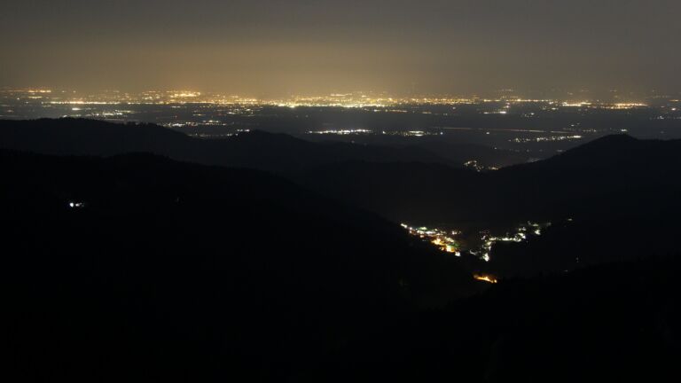 Dieses Bild zeigt eine Webcam-Aufnahme vom Achertal, aufgenommen am Montag, den 23.03.2026 um 23:30 Uhr. Die Temperatur betrug 5.4°C.