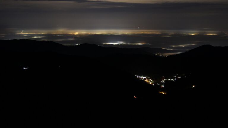 Dieses Bild zeigt eine Webcam-Aufnahme vom Achertal, aufgenommen am Sonntag, den 21.12.2025 um 03:00 Uhr. Die Temperatur betrug 7.8°C.