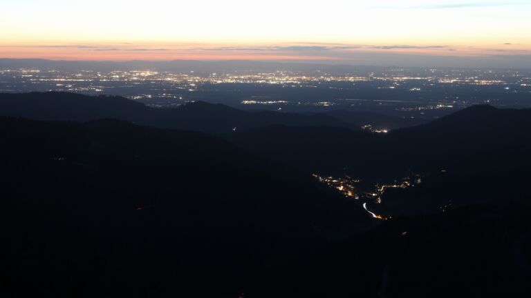 Dieses Bild zeigt eine Webcam-Aufnahme vom Achertal, aufgenommen am Donnerstag, den 12.03.2026 um 19:20 Uhr. Die Temperatur betrug 4.1°C.