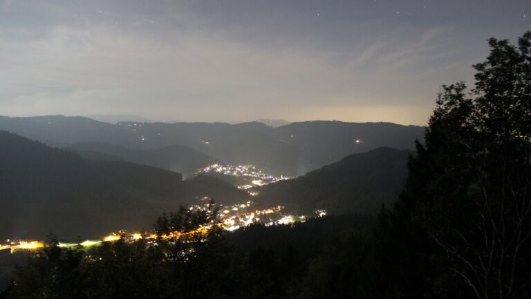 Dieses Bild zeigt eine Webcam-Aufnahme vom Achertal, aufgenommen am Montag, den 19.10.2026 um 20:00 Uhr. Die Temperatur betrug 9.9°C.
