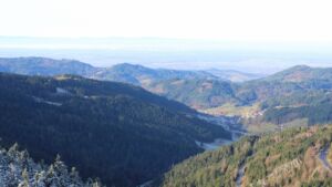 Dieses Bild zeigt eine Webcam-Aufnahme vom Achertal, aufgenommen am Montag, den 01.12.2025 um 11:00 Uhr. Die Temperatur betrug 6.1°C.