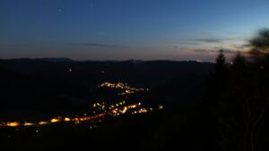Dieses Bild zeigt eine Webcam-Aufnahme vom Achertal, aufgenommen am Mittwoch, den 26.08.2026 um 21:20 Uhr. Die Temperatur betrug 21.9°C.