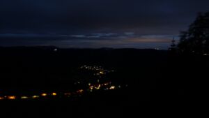 Dieses Bild zeigt eine Webcam-Aufnahme vom Achertal, aufgenommen am Donnerstag, den 04.06.2026 um 04:20 Uhr. Die Temperatur betrug 13.7°C.