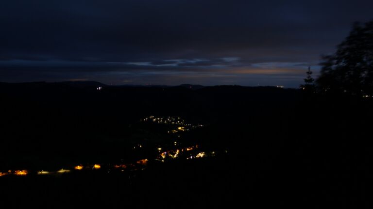 Dieses Bild zeigt eine Webcam-Aufnahme vom Achertal, aufgenommen am Donnerstag, den 04.06.2026 um 04:20 Uhr. Die Temperatur betrug 13.7°C.