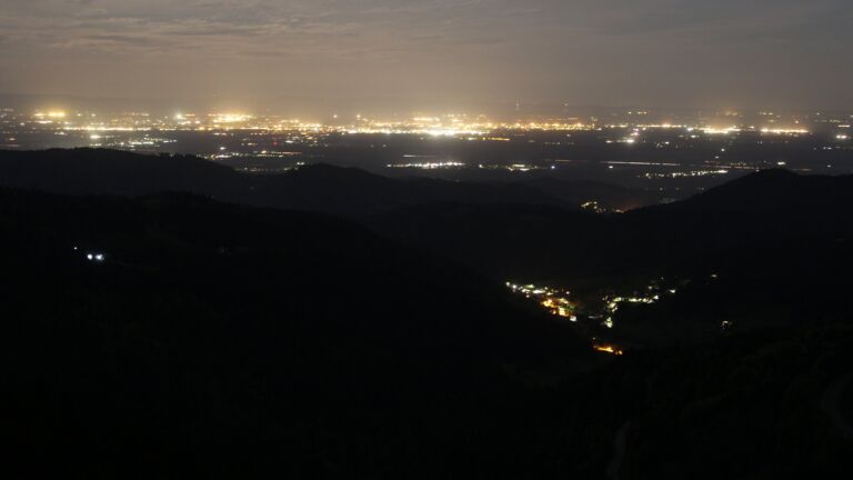 Dieses Bild zeigt eine Webcam-Aufnahme vom Achertal, aufgenommen am Mittwoch, den 29.04.2026 um 03:30 Uhr. Die Temperatur betrug 7.4°C.