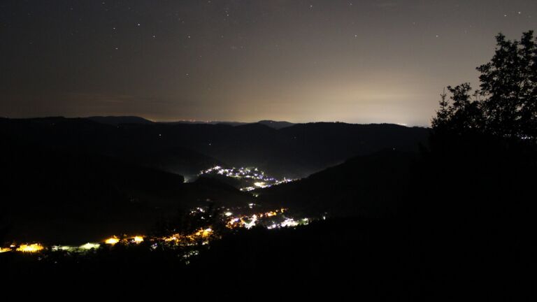 Dieses Bild zeigt eine Webcam-Aufnahme vom Achertal, aufgenommen am Samstag, den 18.07.2026 um 02:30 Uhr. Die Temperatur betrug 16.5°C.
