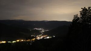 Dieses Bild zeigt eine Webcam-Aufnahme vom Achertal, aufgenommen am Mittwoch, den 30.09.2026 um 22:30 Uhr. Die Temperatur betrug 22.4°C.