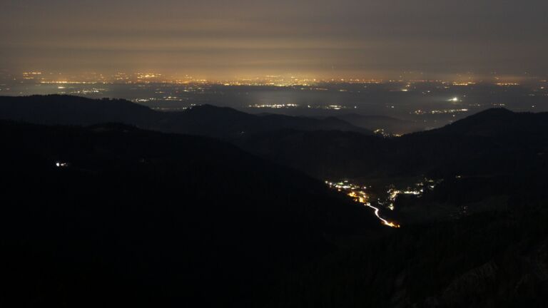 Dieses Bild zeigt eine Webcam-Aufnahme vom Achertal, aufgenommen am Sonntag, den 08.03.2026 um 02:00 Uhr. Die Temperatur betrug 9.5°C.