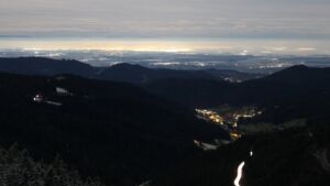 Dieses Bild zeigt eine Webcam-Aufnahme vom Achertal, aufgenommen am Dienstag, den 02.12.2025 um 01:00 Uhr. Die Temperatur betrug 1.6°C.