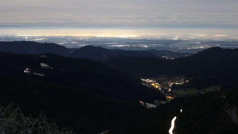 Dieses Bild zeigt eine Webcam-Aufnahme vom Achertal, aufgenommen am Dienstag, den 02.12.2025 um 01:00 Uhr. Die Temperatur betrug 1.6°C.