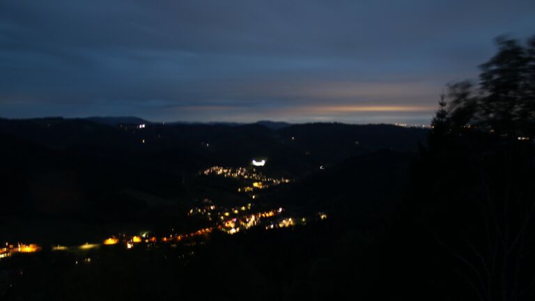 Dieses Bild zeigt eine Webcam-Aufnahme vom Achertal, aufgenommen am Freitag, den 09.10.2026 um 19:30 Uhr. Die Temperatur betrug 7.4°C.