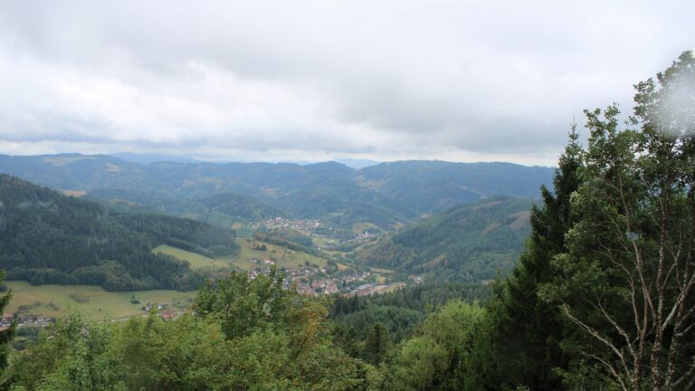 Dieses Bild zeigt eine Webcam-Aufnahme vom Achertal, aufgenommen am Freitag, den 28.08.2026 um 12:50 Uhr. Die Temperatur betrug 18.1°C.