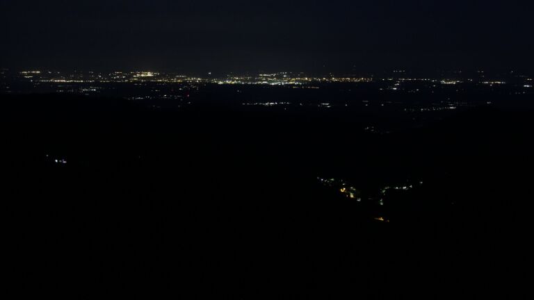 Dieses Bild zeigt eine Webcam-Aufnahme vom Achertal, aufgenommen am Freitag, den 25.07.2025 um 04:30 Uhr. Die Temperatur betrug 13.1°C.