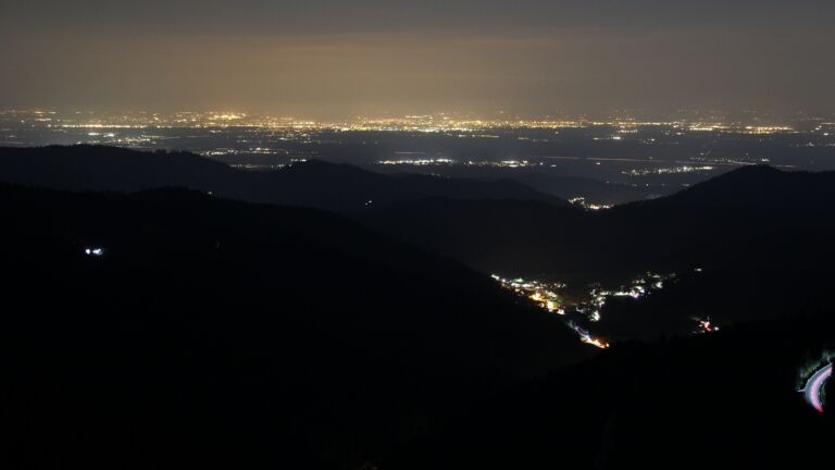Dieses Bild zeigt eine Webcam-Aufnahme vom Achertal, aufgenommen am Sonntag, den 22.03.2026 um 21:30 Uhr. Die Temperatur betrug 5.2°C.