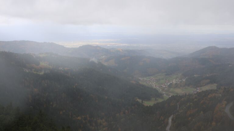 Dieses Bild zeigt eine Webcam-Aufnahme vom Achertal, aufgenommen am Freitag, den 24.10.2025 um 12:00 Uhr. Die Temperatur betrug 0.9°C.