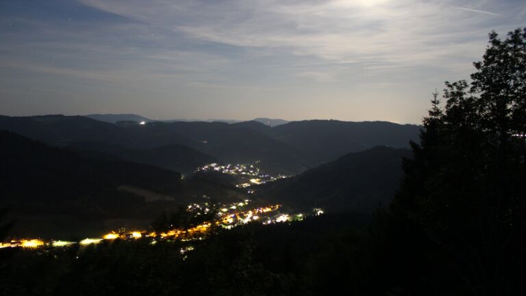 Dieses Bild zeigt eine Webcam-Aufnahme vom Achertal, aufgenommen am Montag, den 22.06.2026 um 23:30 Uhr. Die Temperatur betrug 25.3°C.