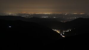 Dieses Bild zeigt eine Webcam-Aufnahme vom Achertal, aufgenommen am Sonntag, den 08.03.2026 um 23:00 Uhr. Die Temperatur betrug 8.6°C.