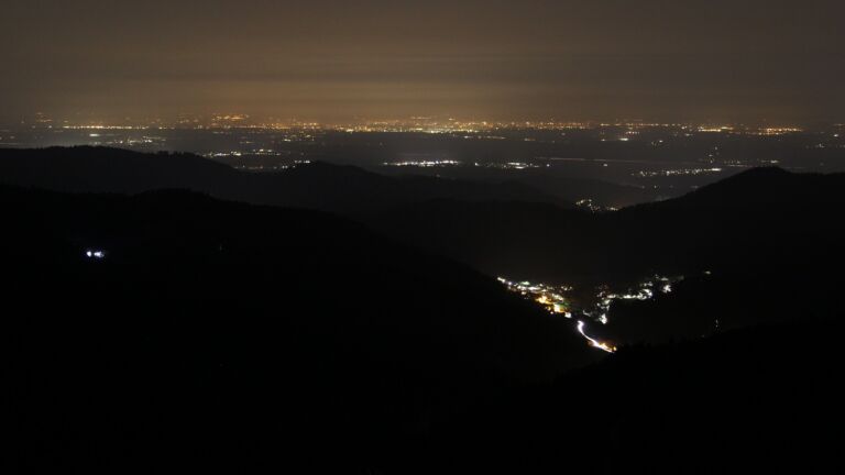 Dieses Bild zeigt eine Webcam-Aufnahme vom Achertal, aufgenommen am Sonntag, den 08.03.2026 um 23:00 Uhr. Die Temperatur betrug 8.6°C.