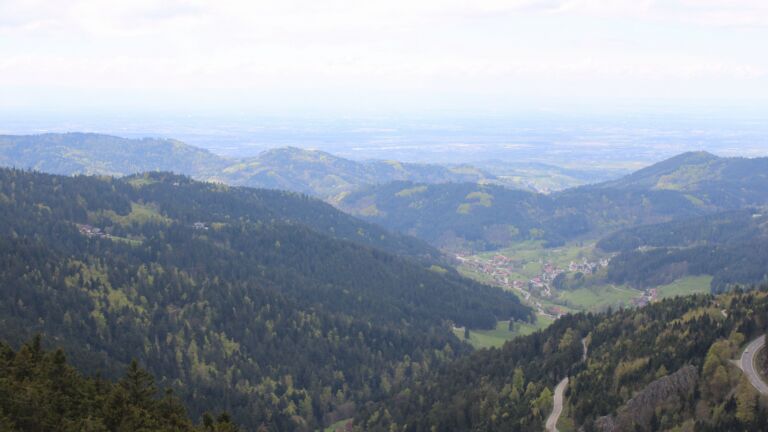 Dieses Bild zeigt eine Webcam-Aufnahme vom Achertal, aufgenommen am Dienstag, den 21.04.2026 um 14:00 Uhr. Die Temperatur betrug 4.1°C.