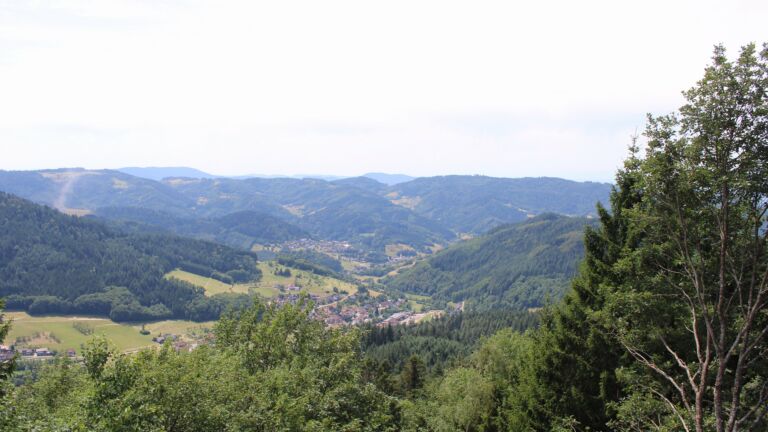 Dieses Bild zeigt eine Webcam-Aufnahme vom Achertal, aufgenommen am Montag, den 13.07.2026 um 13:40 Uhr. Die Temperatur betrug 28.8°C.
