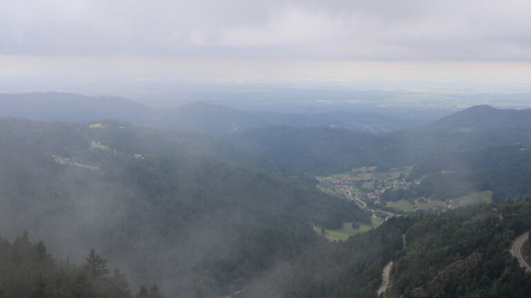 Dieses Bild zeigt eine Webcam-Aufnahme vom Achertal, aufgenommen am Donnerstag, den 31.07.2025 um 13:00 Uhr. Die Temperatur betrug 12°C.