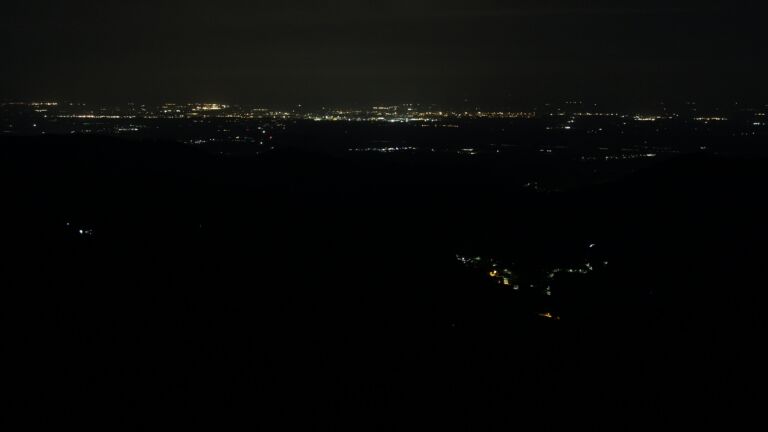 Dieses Bild zeigt eine Webcam-Aufnahme vom Achertal, aufgenommen am Mittwoch, den 30.07.2025 um 04:40 Uhr. Die Temperatur betrug 11.7°C.