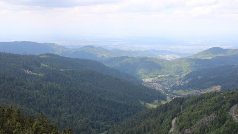 Dieses Bild zeigt eine Webcam-Aufnahme vom Achertal, aufgenommen am Freitag, den 23.05.2025 um 12:50 Uhr. Die Temperatur betrug 6.9°C.
